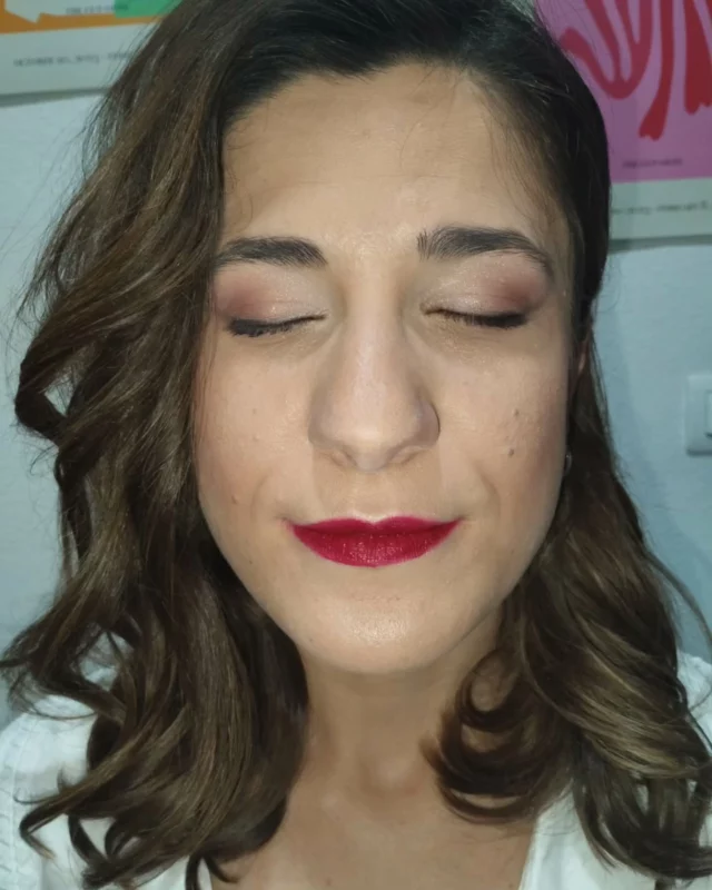 Sentirte a la altura de las circunstancias es fundamental para disfrutar y recordar con felicidad una ocasión especial. Ya sea para una boda, cena o aniversario, como invitada, es muy importante que elijas una propuesta de maquillaje y peinado adecuado a tu estilismo y acorde al evento al que vas a acudir. Nada mejor que un día inolvidable para elegir un maquillaje adecuado a tu look y convertirte así en la invitada de boda perfecta.

Elegancia, comodidad y estilo ya sea para una graduación, evento profesional o un reportaje fotográfico en el que merezcas lucir la mejor versión de ti misma a prueba de emociones, largas jornadas o altas temperaturas.

¡Adelante! Te mereces brillar en momentos especiales como este.