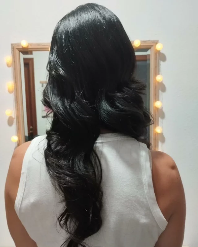 EL PEINADO 10 PARA TUS BODAS DE TEMPORADA 

Si la duda te corroe acerca de qué peinado elegir para tu próxima boda ya seas novia o invitada, tenemos uno con el que sin duda, ¡acertarás! Se trata de unas ondas al agua marcadas que darán un extra de brillo y de glamour a tu cabello.