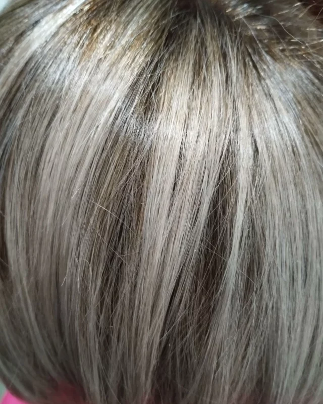 RUBIOS CON EFECTO RAIZ

Esta tecnica es una buena alternativa para llevar el cabello muy claro sin esclavizarse.

No estamos hablando de una raíz oscura y sin premeditación, sino de un efecto estudiado que da profundidad al rubio, permite un crecimiento natural y aporta naturalidad.