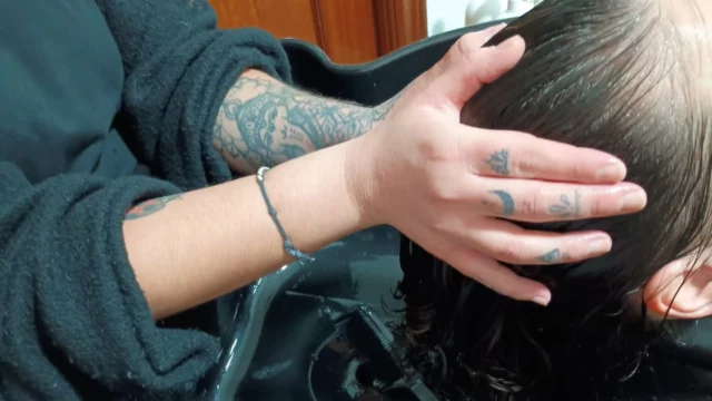 Los masajes capilares ayudan a estimular la circulación sanguínea en el cuero cabelludo, lo que puede ayudar a fortalecer las unidades foliculares y prevenir la caída del cabello.