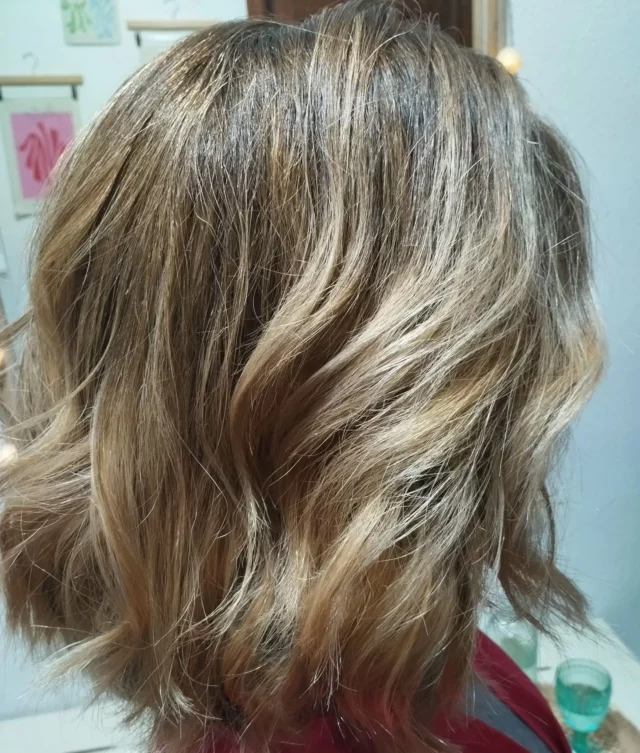 Tanto la Navidad como la llegada del nuevo año son ocasiones ideales para hacer un cambio de look si es que hace tiempo que piensas en él.

¡El bob y el balayage armonizan especialmente bien!

El balayage en tonos rubios,da aún más expresión a un corte que tiene bastante fuerza por sí mismo.