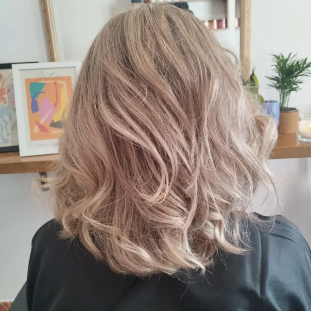 Este rubio frío, luminoso y brillante, lo podemos ver en mechas y decoloraciones completas, nos recuerda a un estilo bohemio y desenfadado.