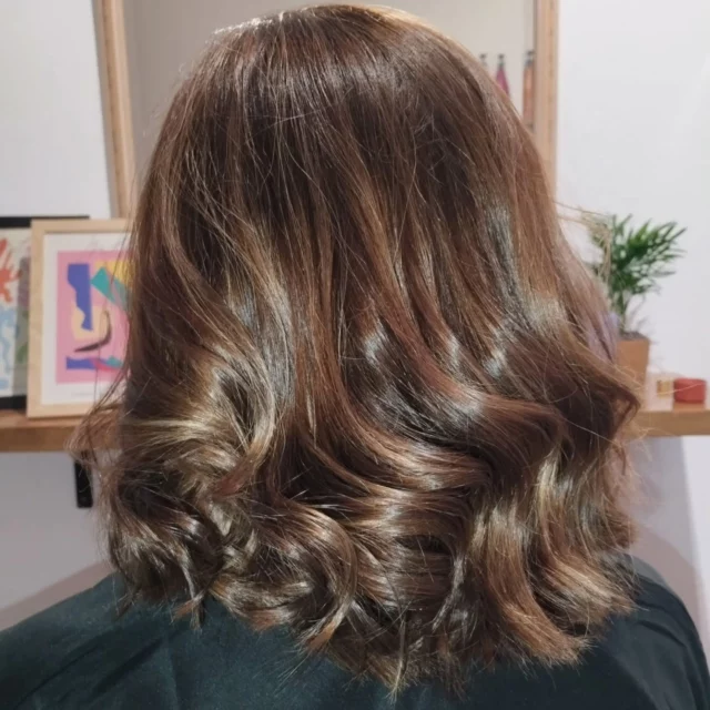 Las mechas que arrasan este año son todas aquellas que tratan de aclarar sutilmente la tonalidad del cabello, lo justo para aportar puntos de luz y movimiento a la melena. Sobre todo, es importante que no haya demasiados contrastes en la raíz (evitar irnos a rubios excesivamente claros si tu raíz es excesivamente oscura) para lograr un resultado súper elegante, sencillo y natural.
