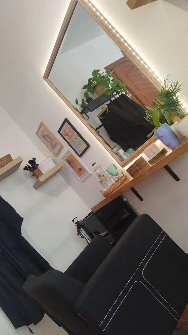Un espacio dónde poder dejar la mente en blanco, mimarnos un poquito y realzar nuestra belleza.💆🏻💇🏻